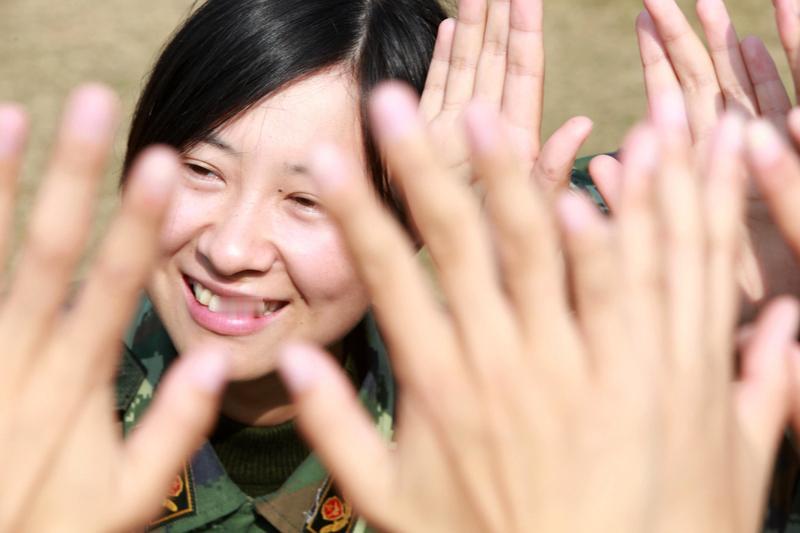 10余名女兵24小时控守“电磁大门”，这画面想想就觉得超酷。在看不见的电磁战场上