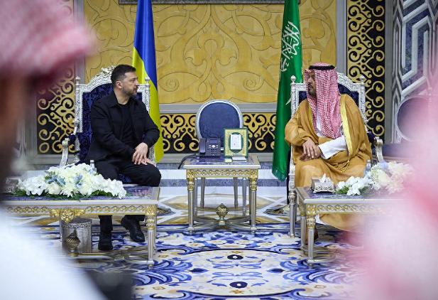 泽连斯基紧急奔赴中东捞救命筹码，敲定全年柴油供应，签下十年防务大单，疯狂筹集资金