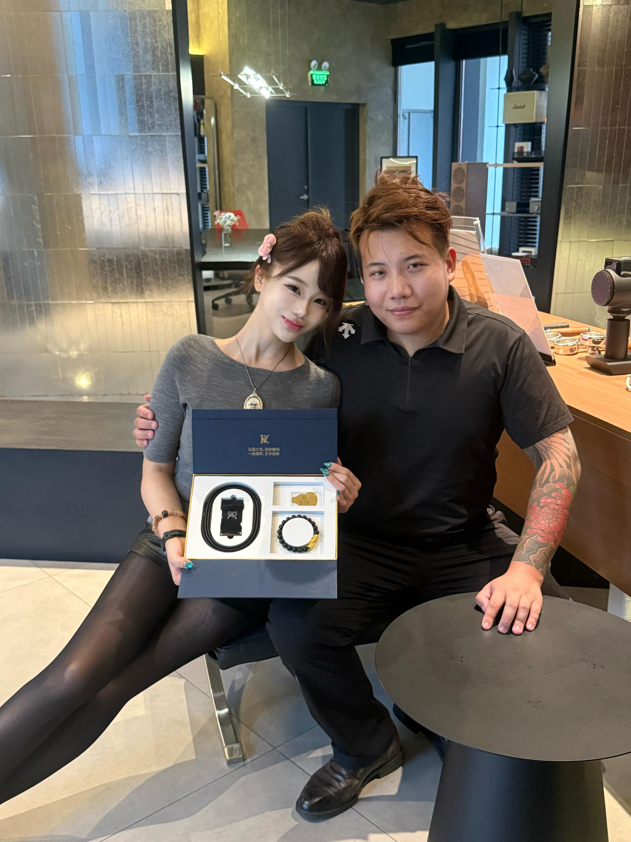 我们之所以认定那个人是我们一生的最爱 是因为他出现在我们最舍得付出的年纪