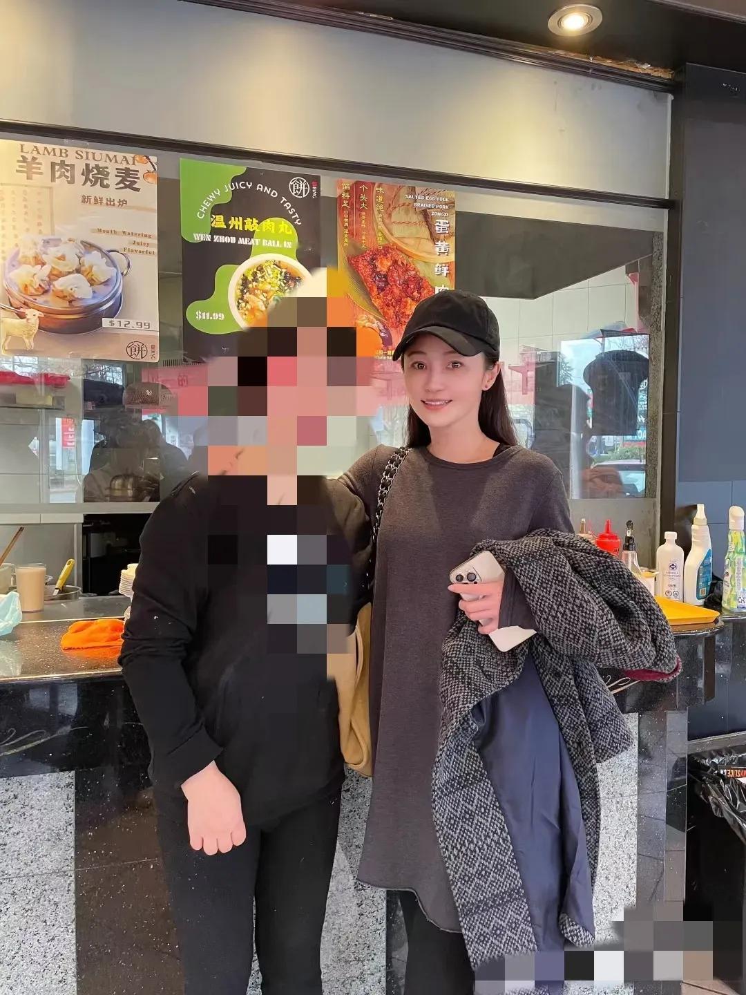 姚笛现身加拿大，与网友亲切合影，穿着低调，素颜状态极佳。网友还称姚笛本人好美、好