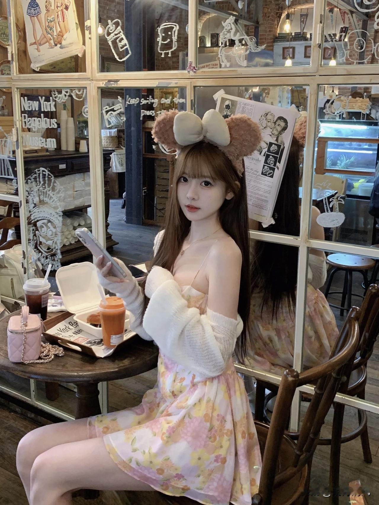 咖啡馆怎么拍出身材又自然？

正好翻到前阵子在砖墙老店拍的碎花吊带裙+白开衫，十