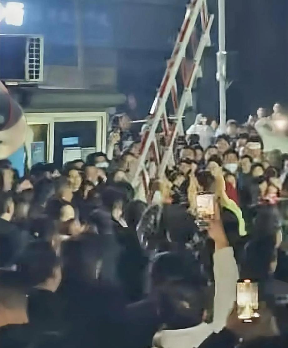 这大爷在一阵阵掌声中不断迷失了自我！
后期赔偿的时候，不会有任何一个人，帮助他，