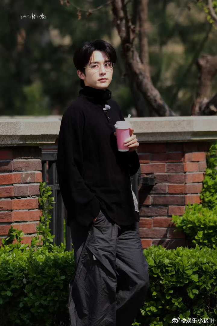 张新成手控福利张新成手控有福了 一般的手不看，就爱张新成这样的！抽象又好看，手控