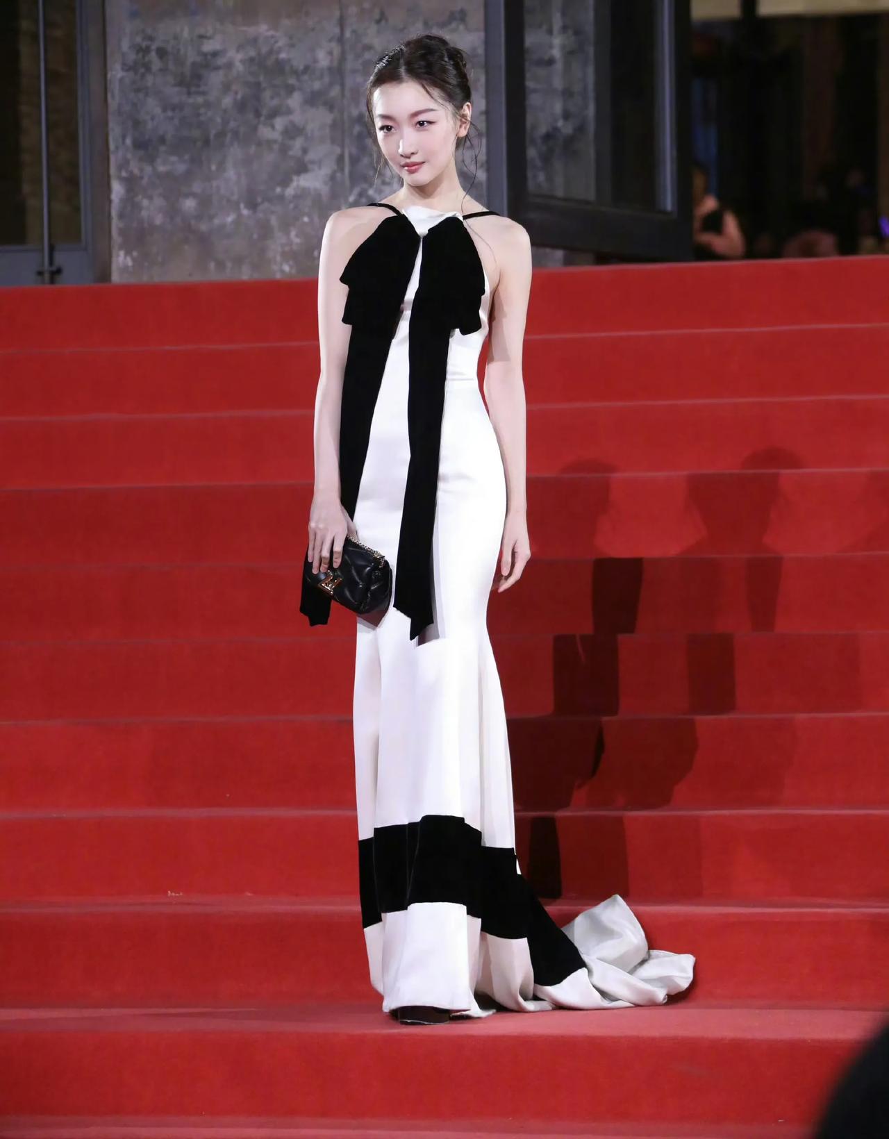 #妙笔生花创作挑战#周冬雨改变后确实越来越漂亮了！

周冬雨的脸型越来越标致了，