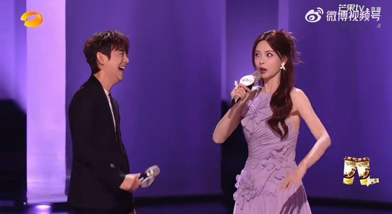 我的评分： 第二场直播欢乐奏响开场曲！沈梦辰开场就模仿何炅上回直播里搞怪表情包，