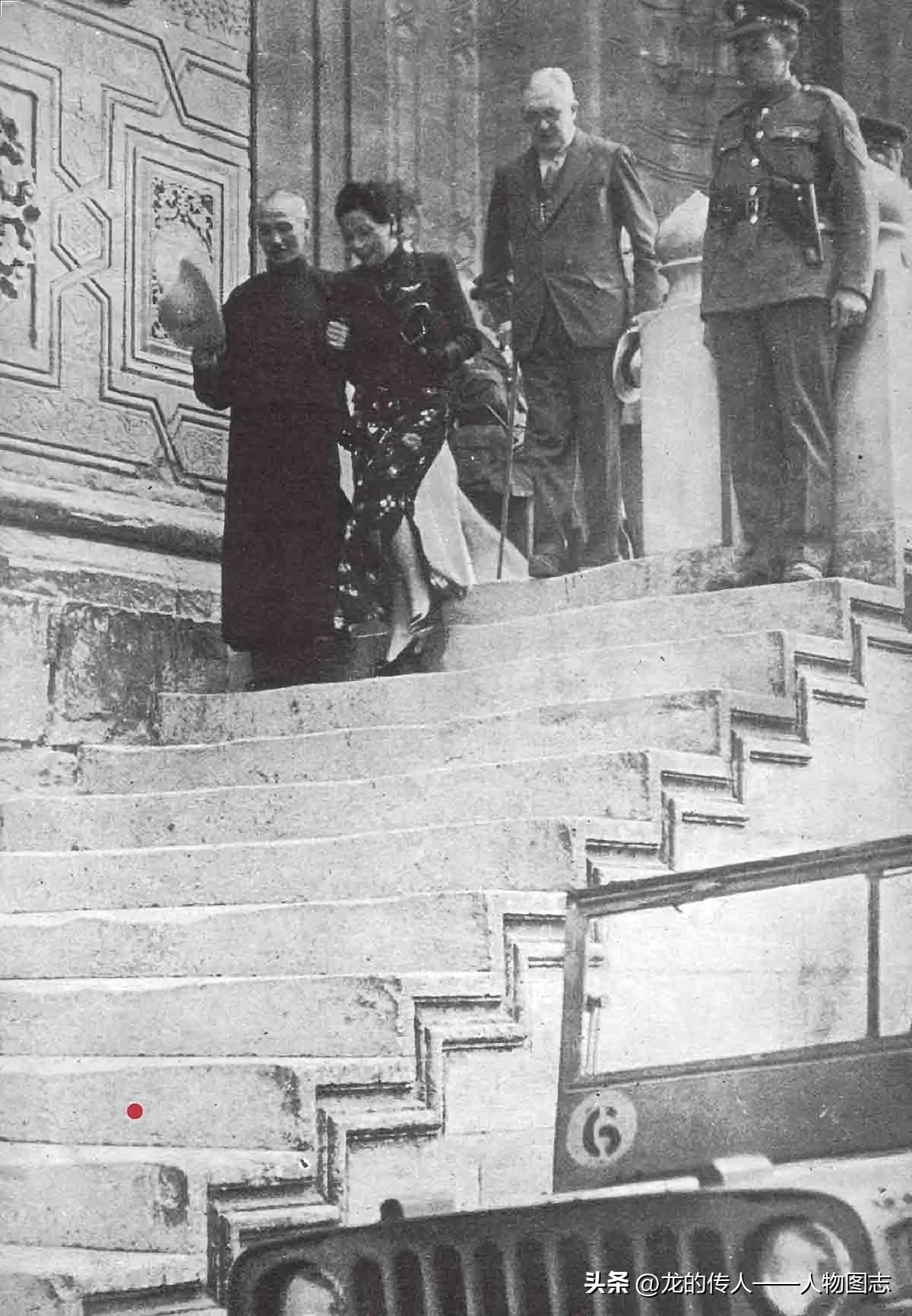 开罗会议期间，宋美龄与蒋介石参观当地清真寺