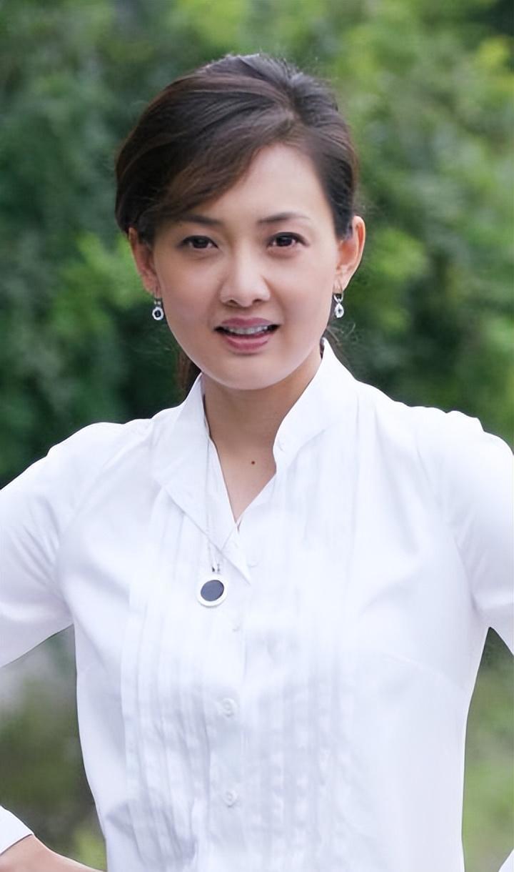 牛莉说，我1972年生在北京，标准军人家庭，爸爸是空军飞行员，妈妈是全国射击冠军