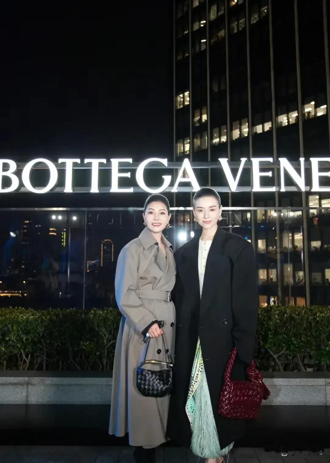 董洁才是合照杀手，完美的骨相美人，秒的女友黯然失色。她一副端庄大方的面孔，任何品