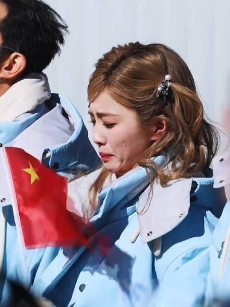 在海拔5100米的红其拉甫国门，白鹿看升旗时泪流满面。寒风中，她紧攥小国旗，目光