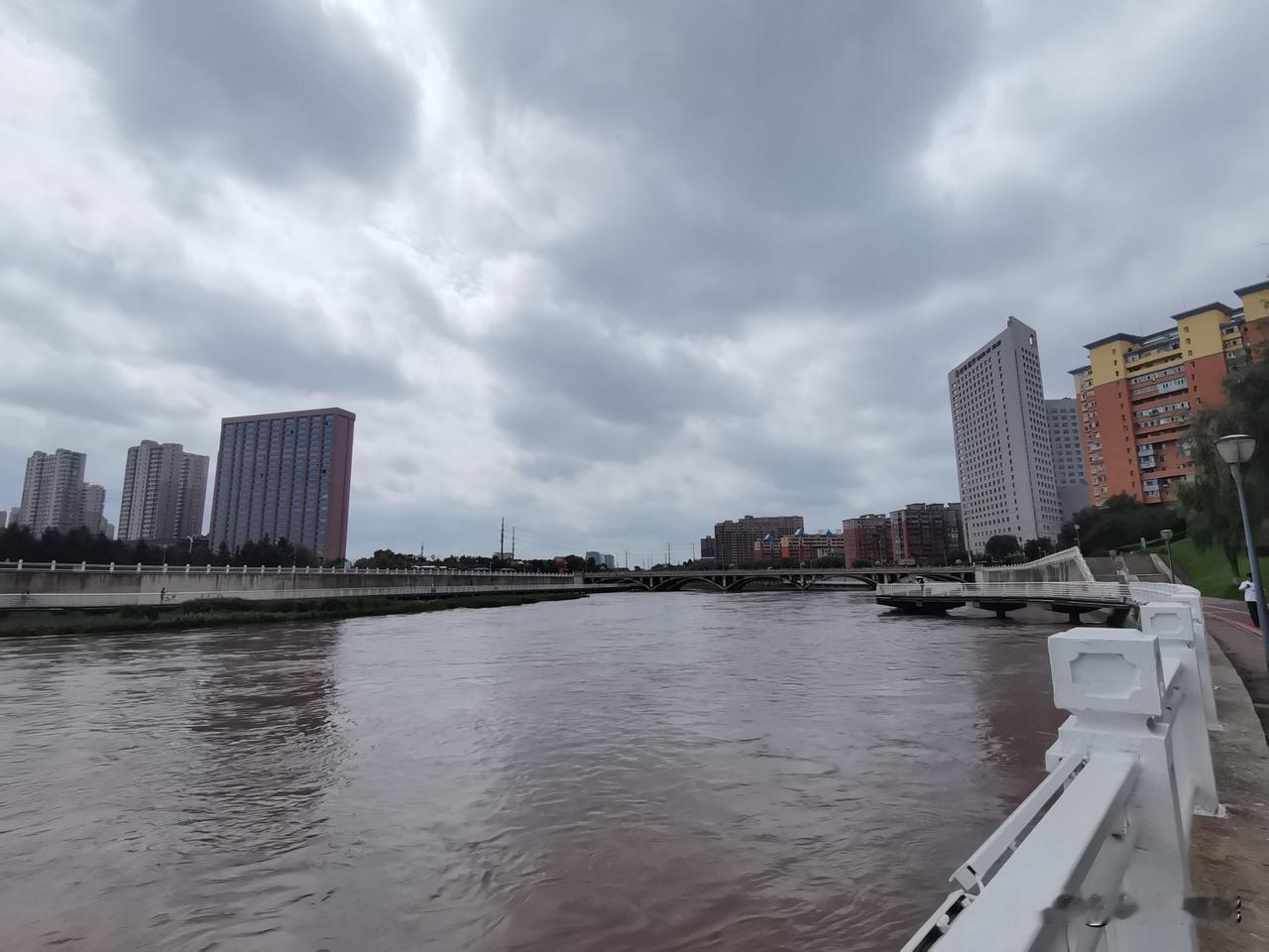 连日阴雨绵绵，阴云笼罩长空。连绵细雨拂去骄阳热浪，缓缓消减暑天的燥热。褪去盛夏的