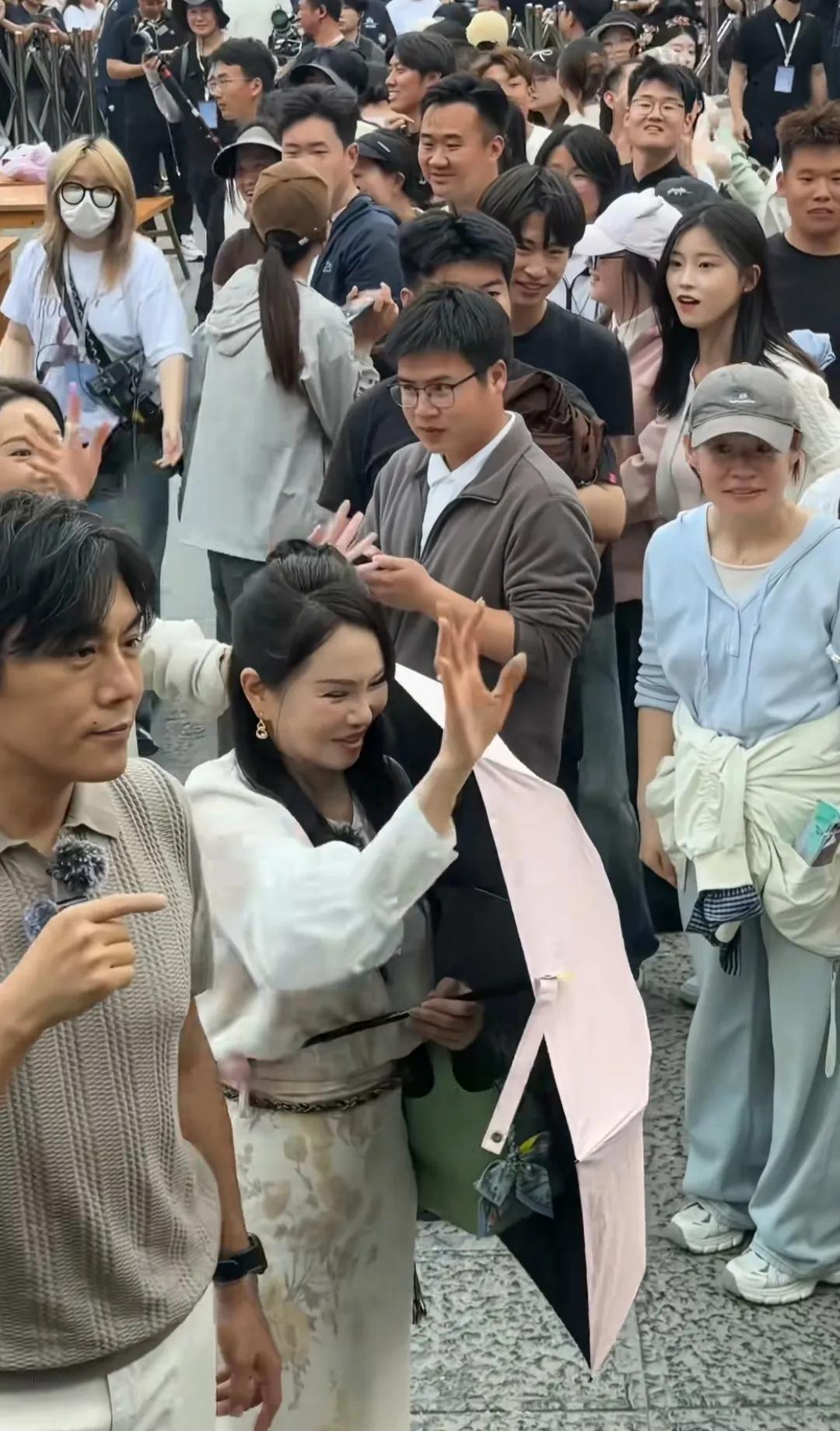 还是老了啊

虽然穿着打扮很年轻

这脸看着很不自然啊

医美的痕迹太明显了
