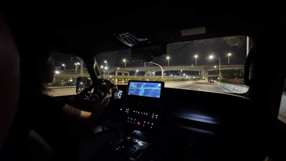 meimei开大车觉得很有安全感
我就被控制在后排做乘客
她说越野车的视野显得很