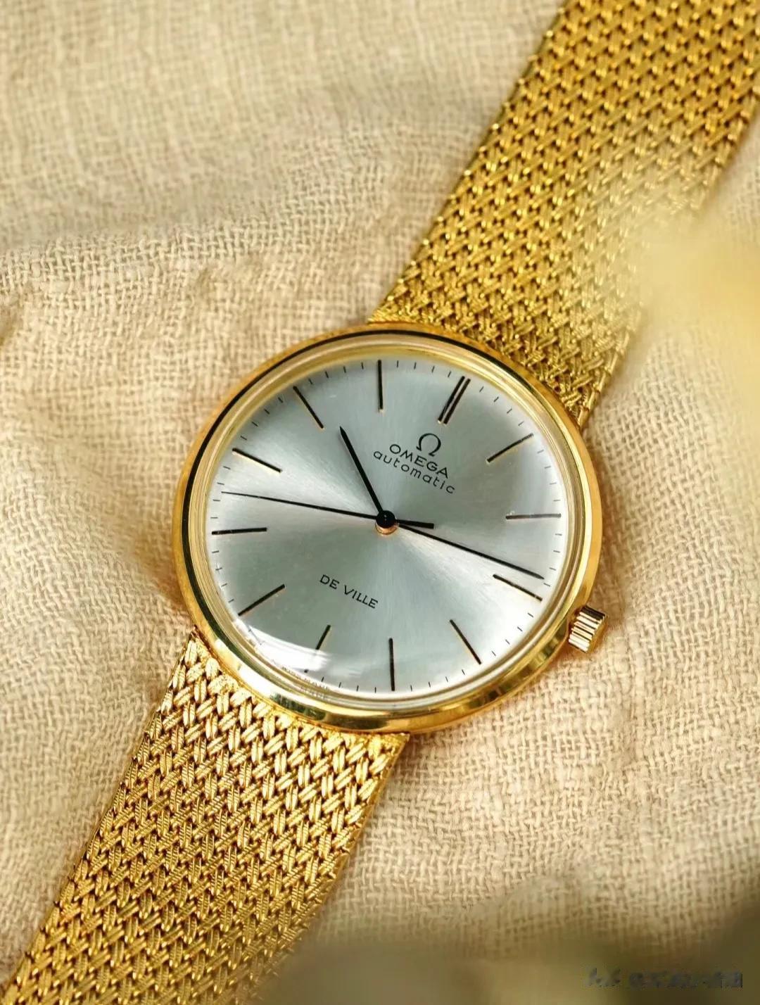  它的表径为34mm，正好适合细腻的腕部，为您带来舒适的佩戴感受。银色的表盘闪烁