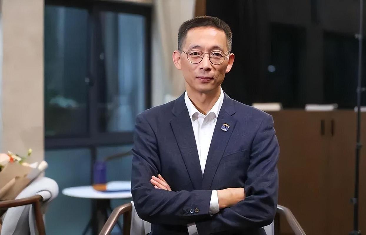施一公也曾一针见血地指出：“中国留学生宁愿在美国平庸，也不愿回国高光！”原来中国