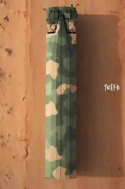 以德服人，以真理说服。罕见视角的德服-17高超音速说服武器，在黄色背景的戈壁大漠