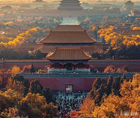 老祖宗的审美在故宫具象化了被故宫的东方韵味拿捏了故宫的美学，是刻在中国人基因里的