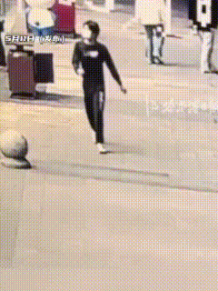 这小子是不是小片儿看多了？
5月9日，江西南昌青云谱区洪城路附近，25岁小姐姐一