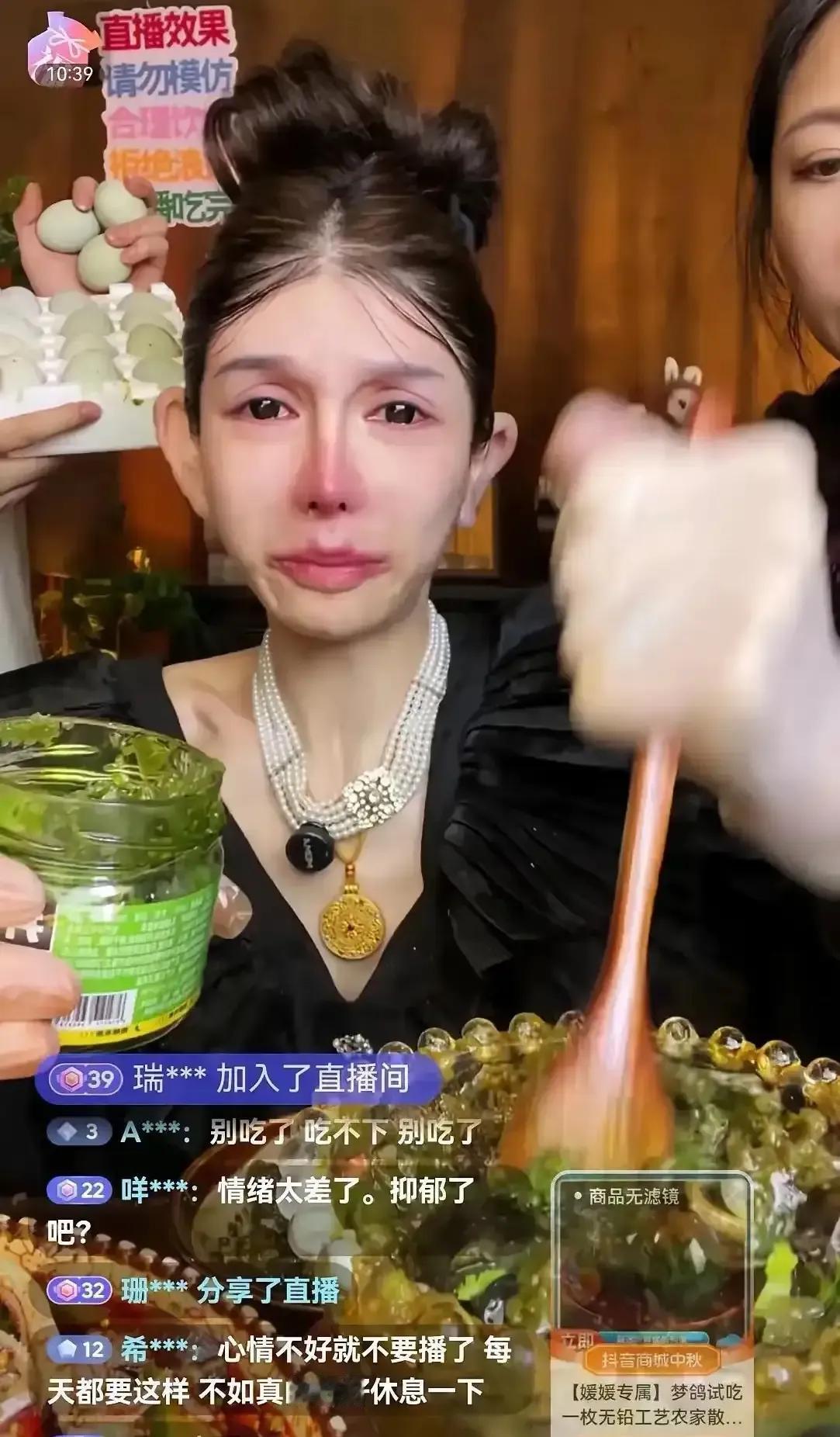 真是拿生命开玩笑的吃播！！

之前有关注过一个主播“媛媛超爱吃”，当时感觉她是一