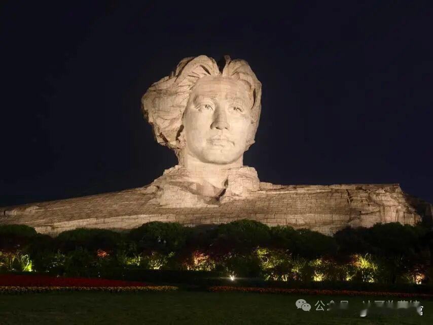 潇湘夜雨中，游走橘子洲，瞻仰伟人雕像，感慨万千。