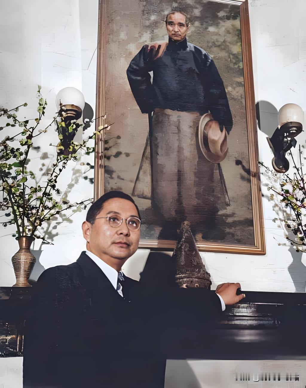 1941年重庆的孙科站在孙中山画像前，这画面看着就透着股拧巴劲儿！您瞅他身后老爷