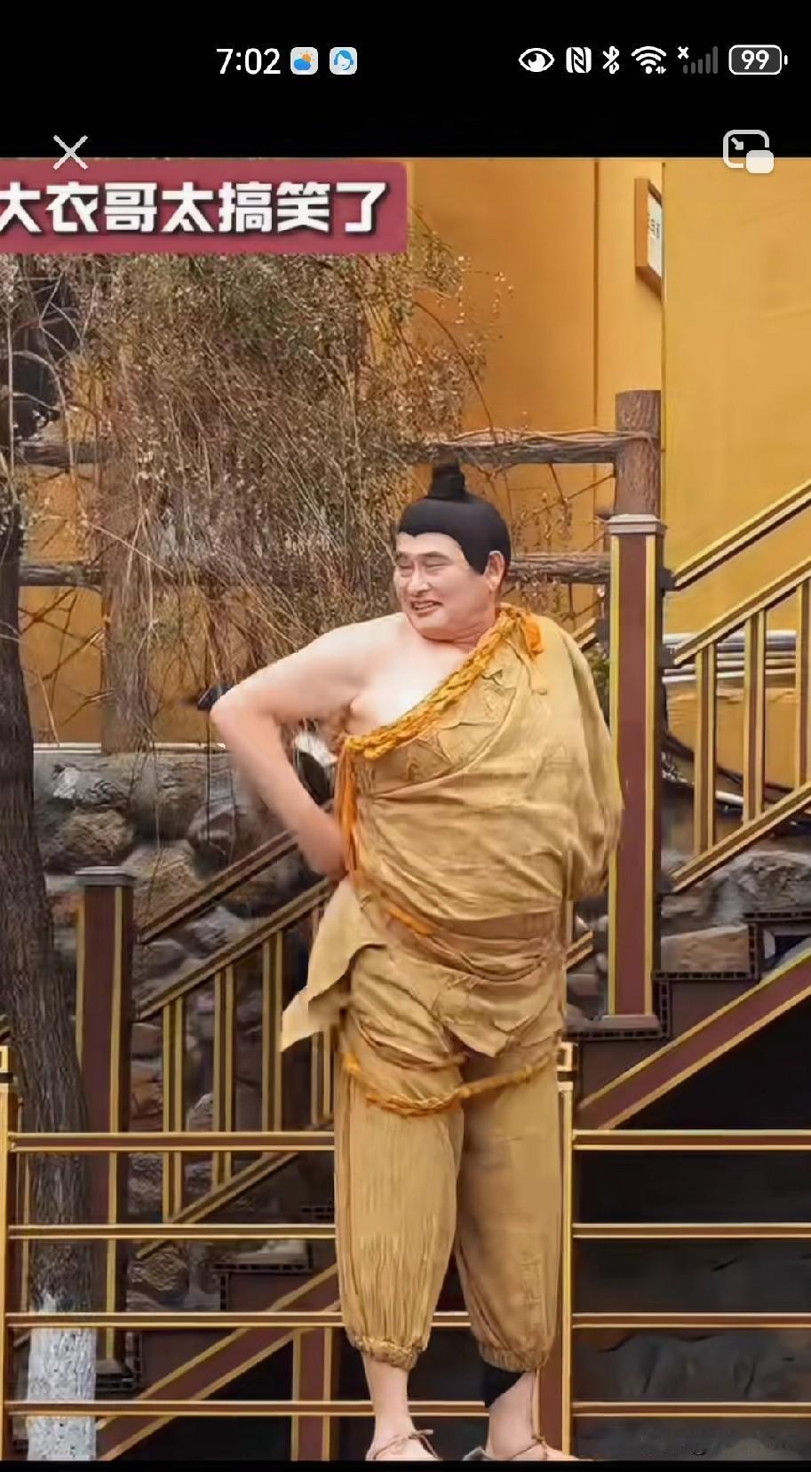 大衣哥此番扮演的是何种角色，这造型真是独特。作为草根歌手，大衣哥的歌唱实力有目共