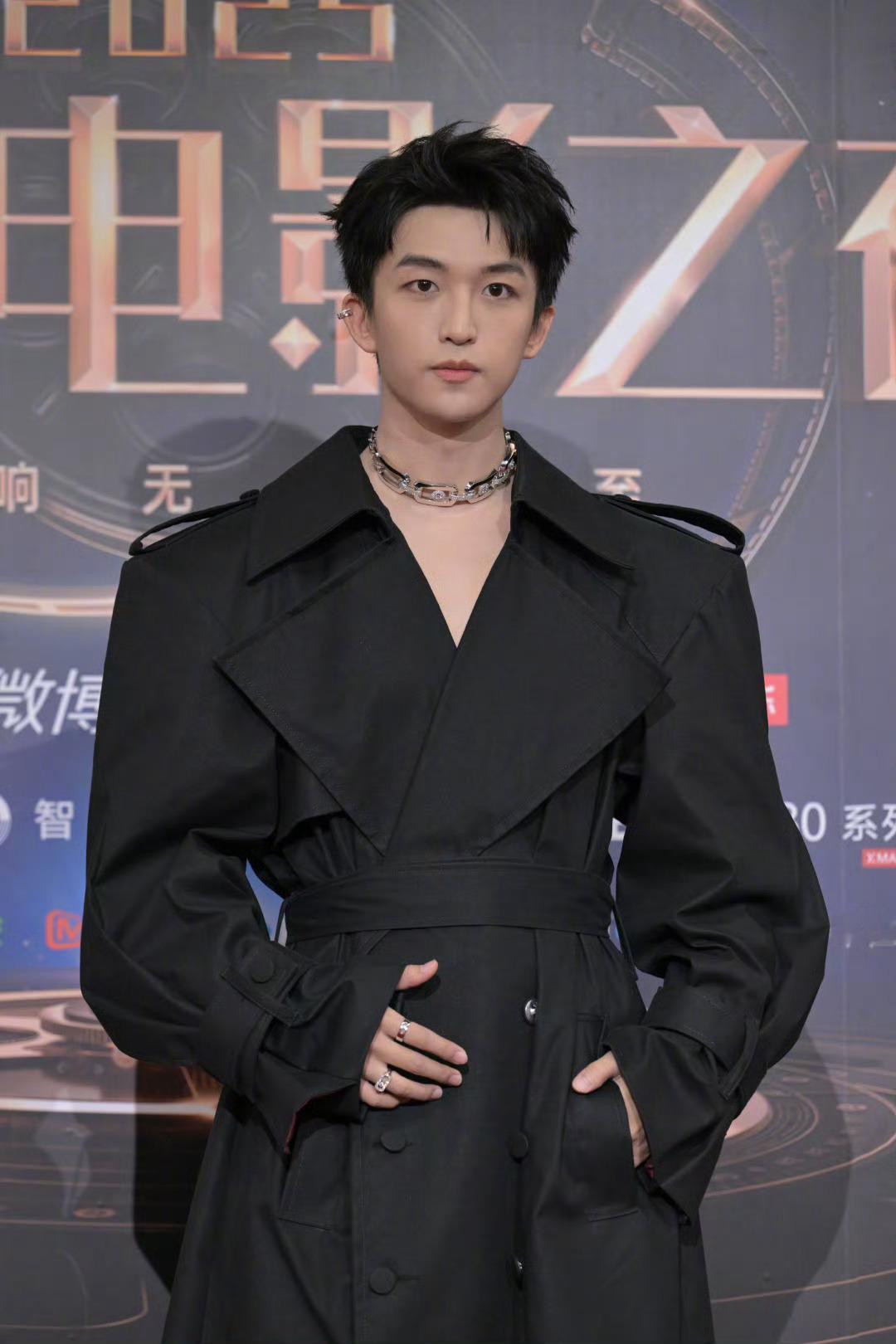 明星红毯每一帧都能当壁纸2025微博电影之夜红毯太养眼了，黄子弘凡的酷帅步伐和黄