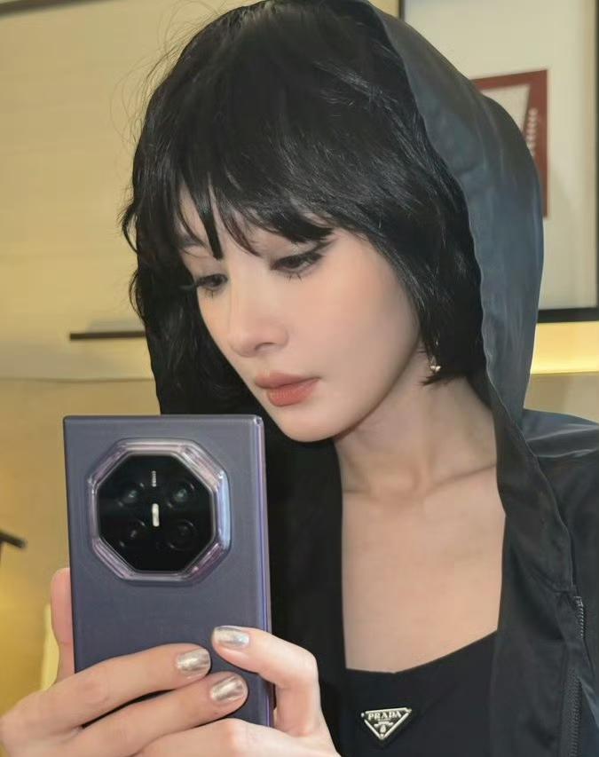 杨幂去Prada时装周，被杨幂这套造型美到了！
感觉杨幂短发更哇塞，清爽又有高级