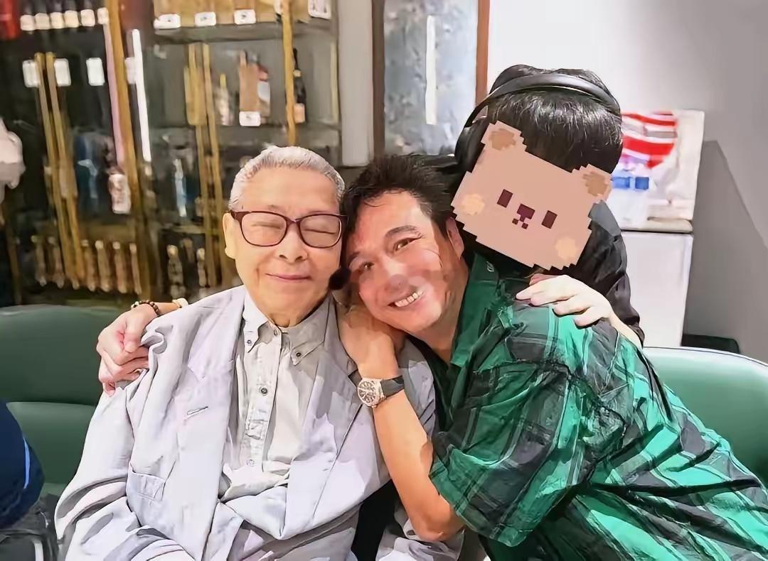 看哭了！霍启刚悲痛发文，曝刘兆铭更多不为人知的事，吴镇宇悲伤到无法接受。在深夜突