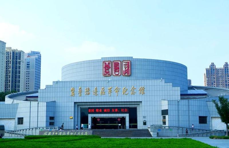 一个乞丐模样的女人被伪军拦下,篮子翻了个底朝天,却什么也没搜出来。

她叫朱文起