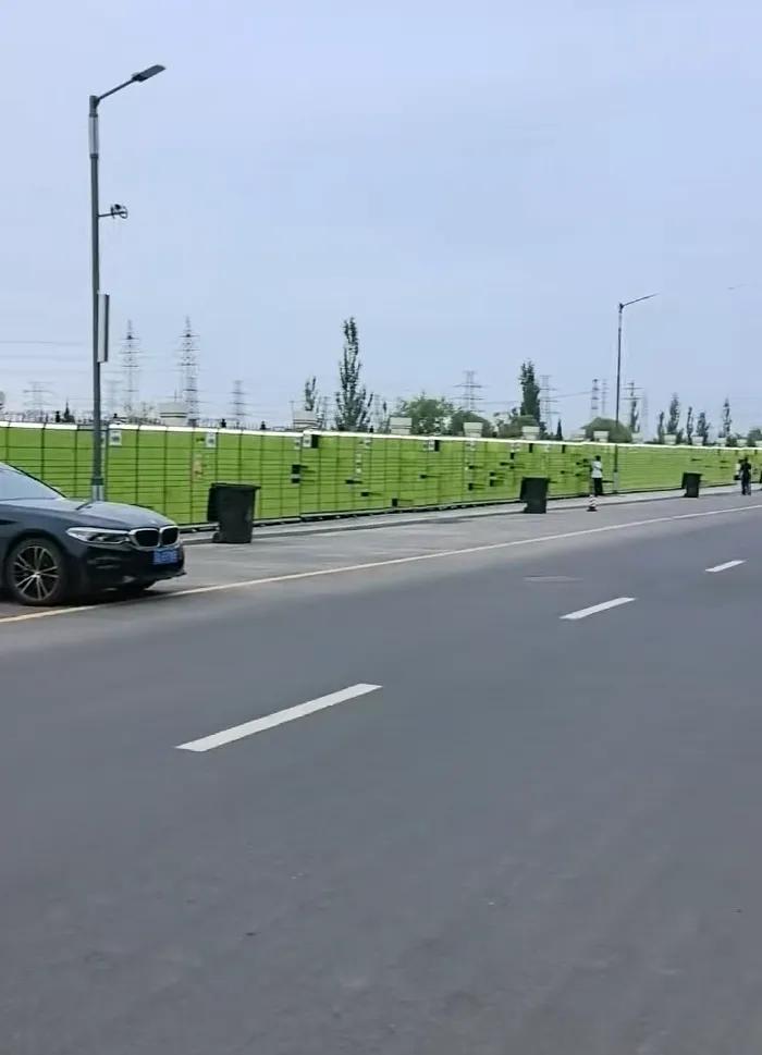 这也太壮观了吧！内蒙古通辽职业学院，有网友路过学校北门时，直接被公路一侧绵延数百