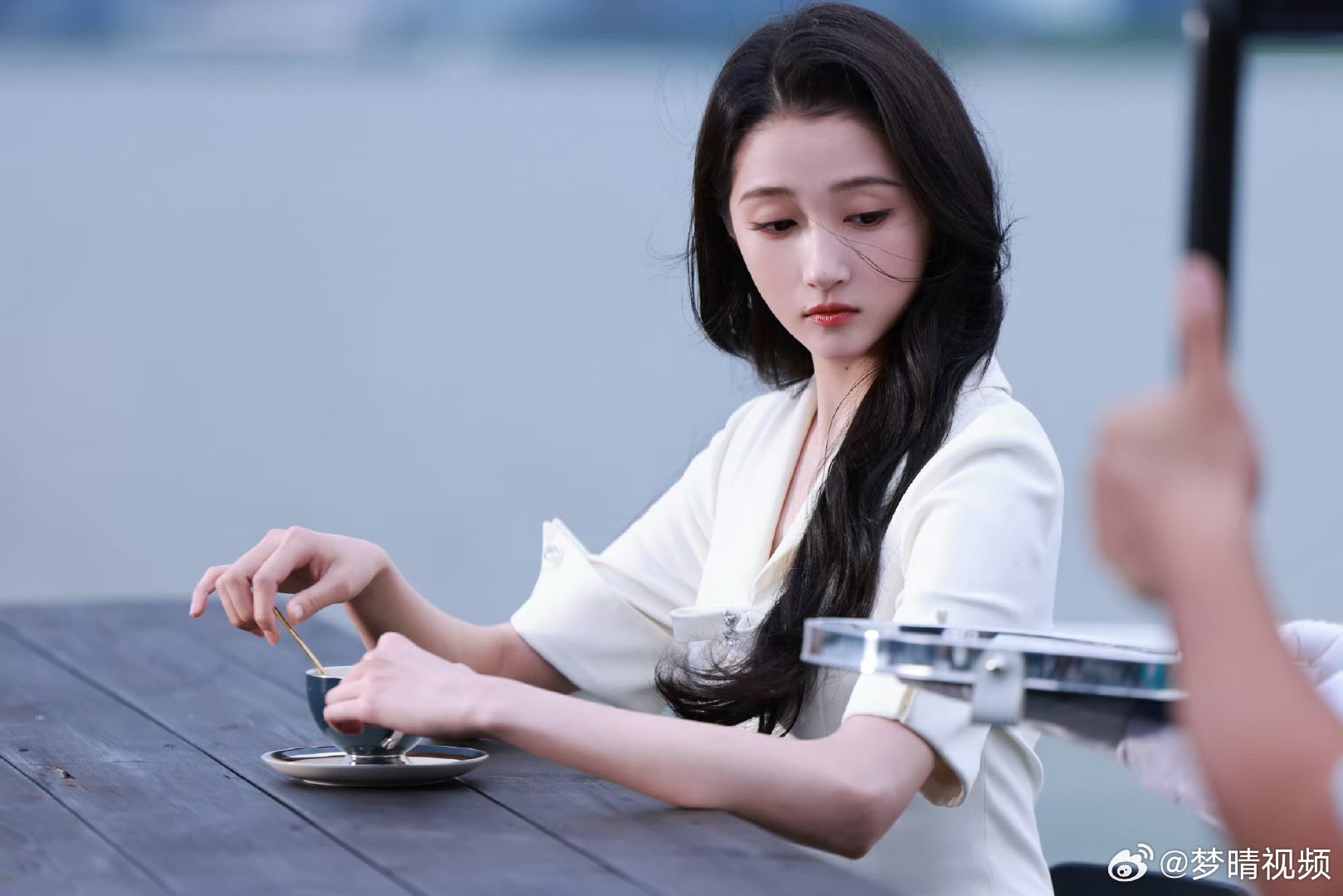关晓彤全心投入演艺事业关晓彤大女主成长线感情相关风波从未打乱她的节奏，一年无缝连