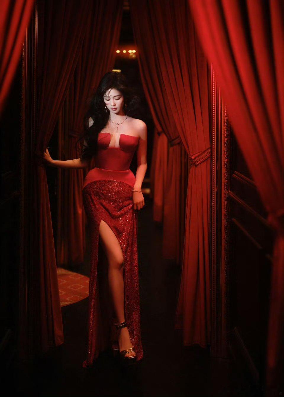 张凌赫白鹿这两组妆造完全熟男熟女风 两位啥时候二搭一部现偶看看实力