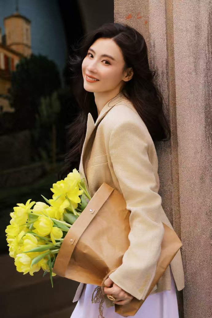 张柏芝戴了大金链子 张柏芝戴大金链子好惊艳！本以为会不搭调，没想到她完美融合，这