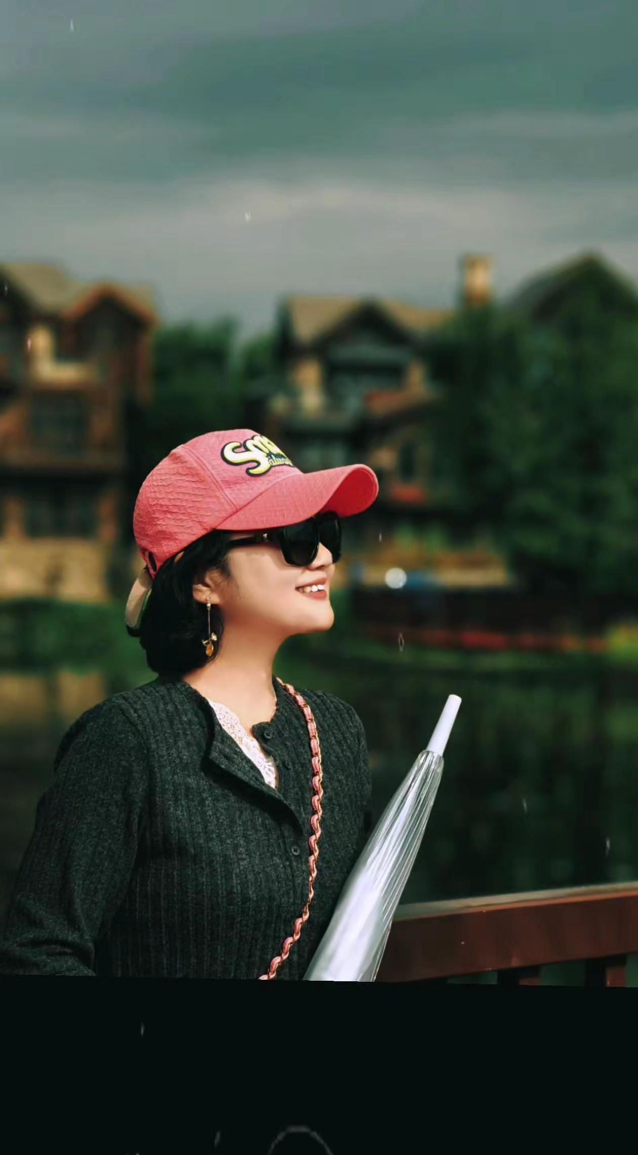 亲爱的老己：今年做个温暖的人，以最大的平静去爱我们不确定的生活，人静 心安 物简