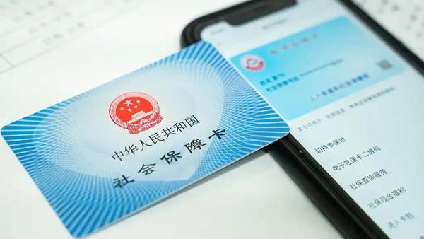 身份证到期更换时，社保卡并非必须同步更换，仅当社保卡记载的姓名、社会保障号码、照