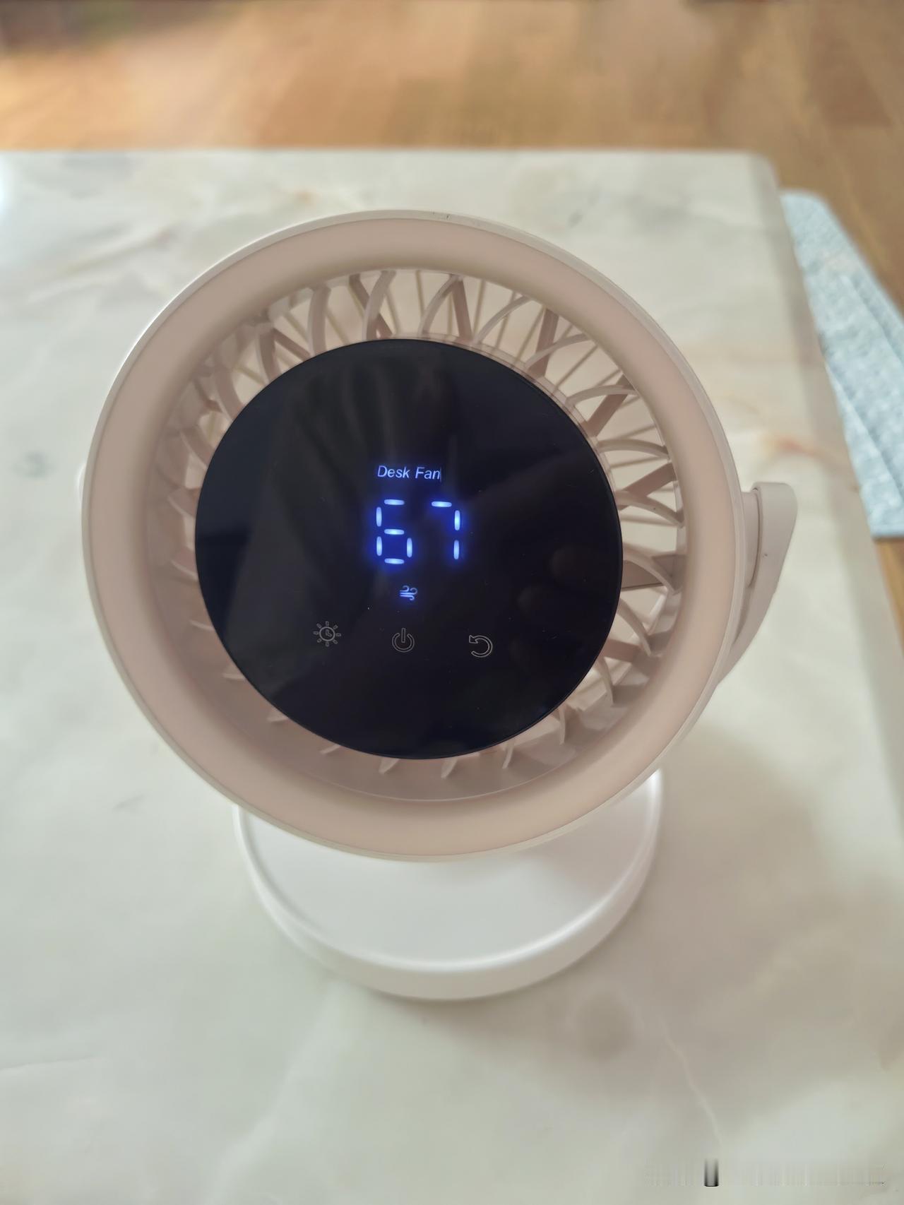 武汉这天气说热就热，一动就一身汗。

我不敢吹空调，家里的电扇也不敢对着吹，身体