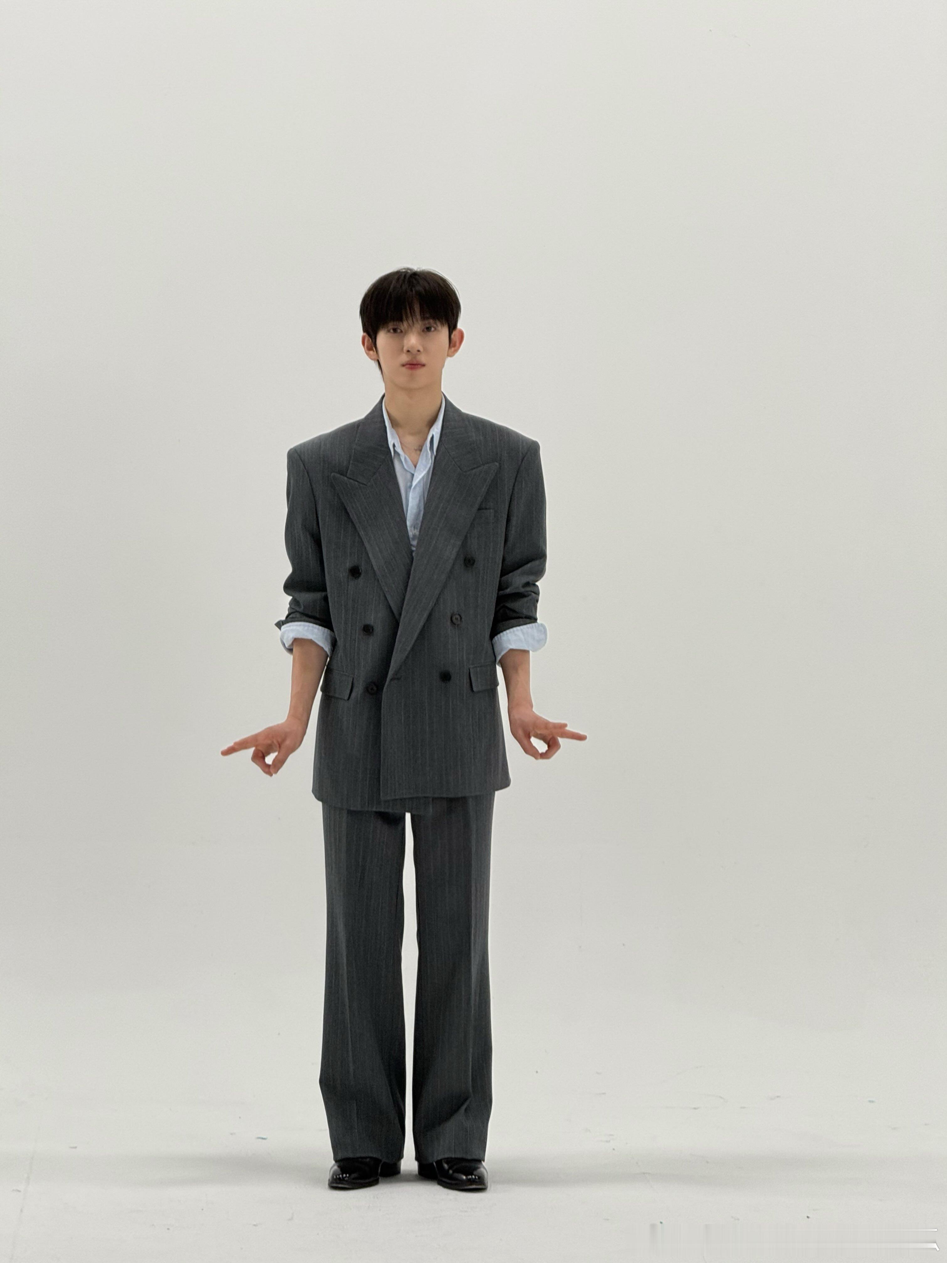 检察官的提案  再来一组植宇的照片第二弹 也是可可爱爱的哦～吃烤肉吃美了 吃胡萝