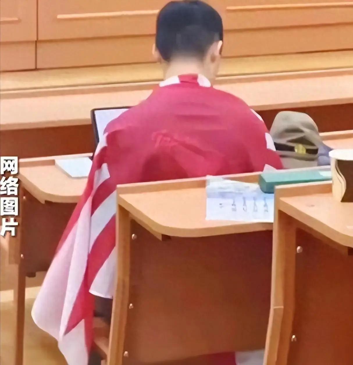 我特意查了查：那个在莫斯科大学课堂上披旭日旗的中国留学生，家里到底什么背景。
