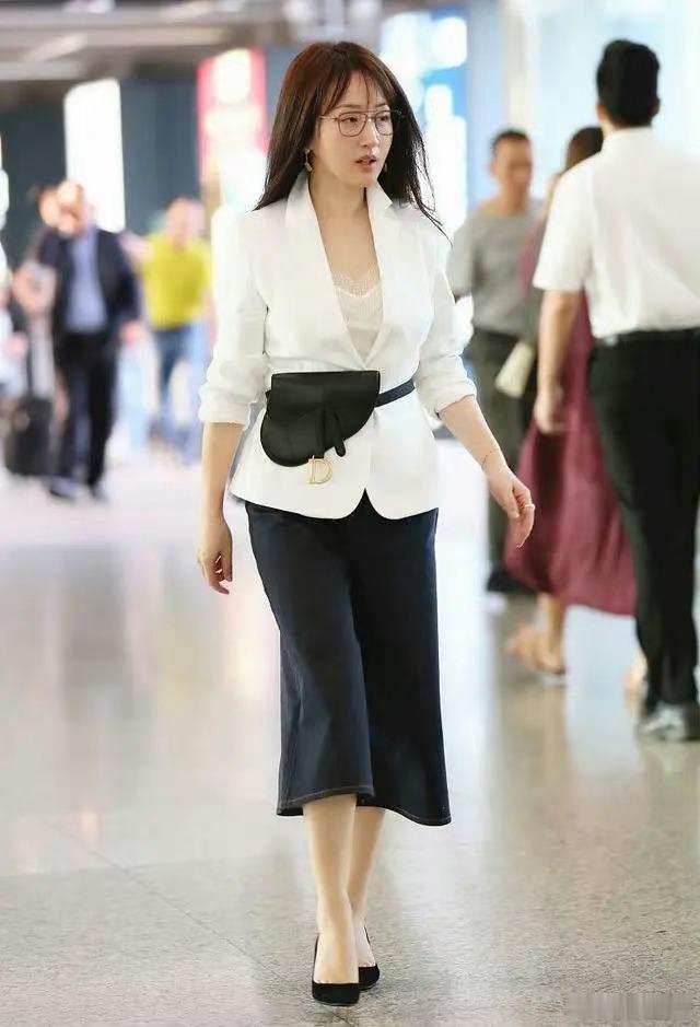 52岁杨钰莹好会穿 158身材穿阔腿裤秒变好比例，没结婚就是不一样 #杨钰莹# 