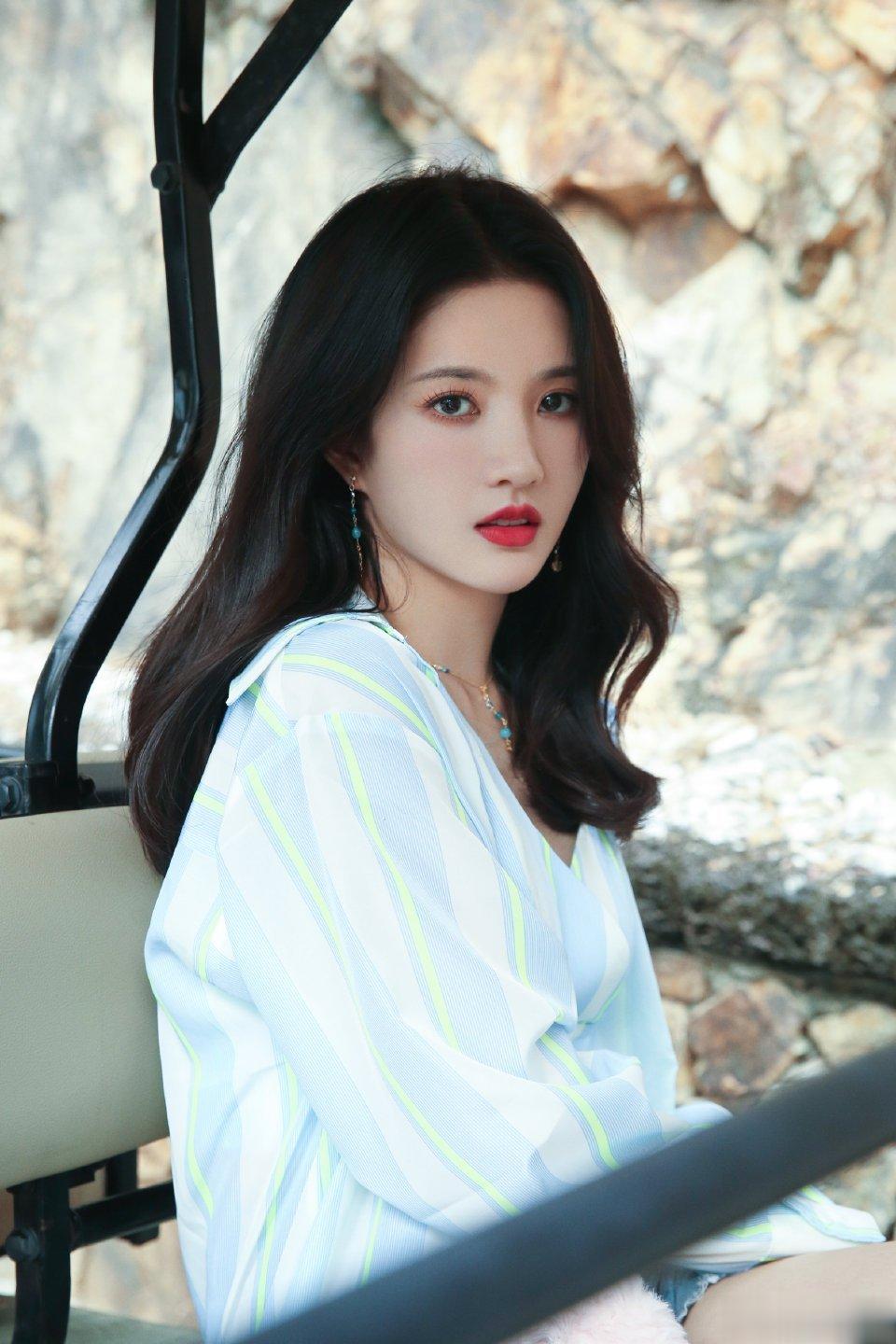 #硬糖少女303##刘些宁# 今日份糖妹新鲜物料刘些宁工作室更新宁安如梦团综剧照