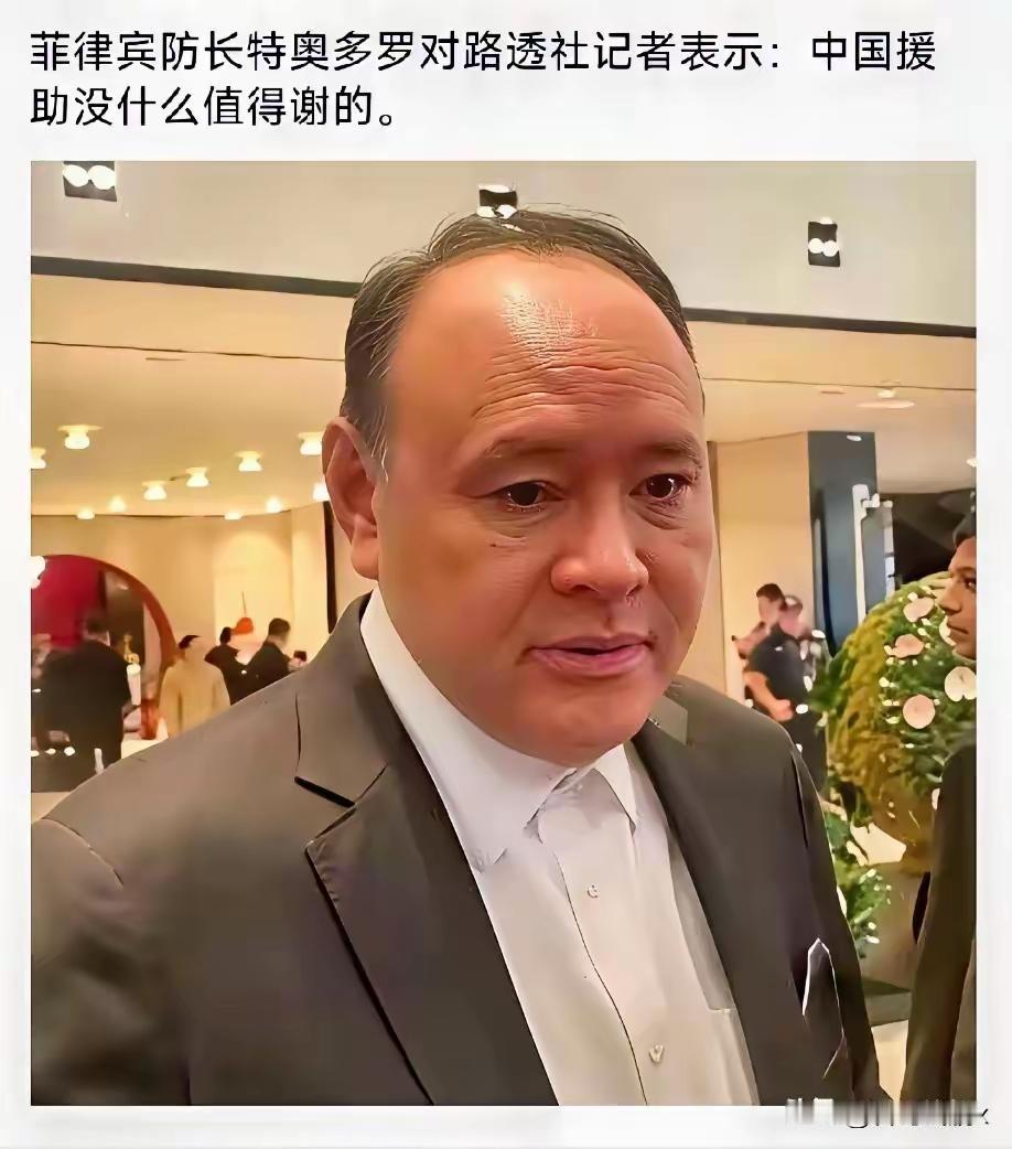 历史总是惊人地相似：当年勒紧裤腰带给越南送去两百个亿，换来的是排华和枪炮；如今好
