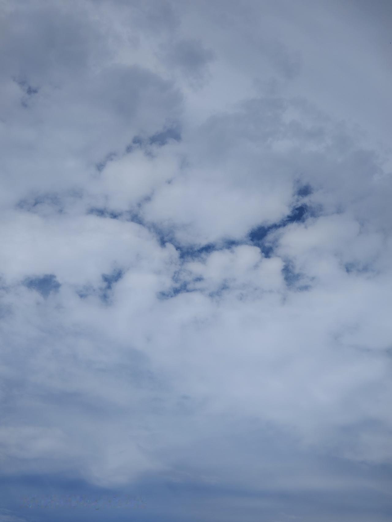 天空飘着云朵，太阳照耀着大地。北京通州天空之城打卡