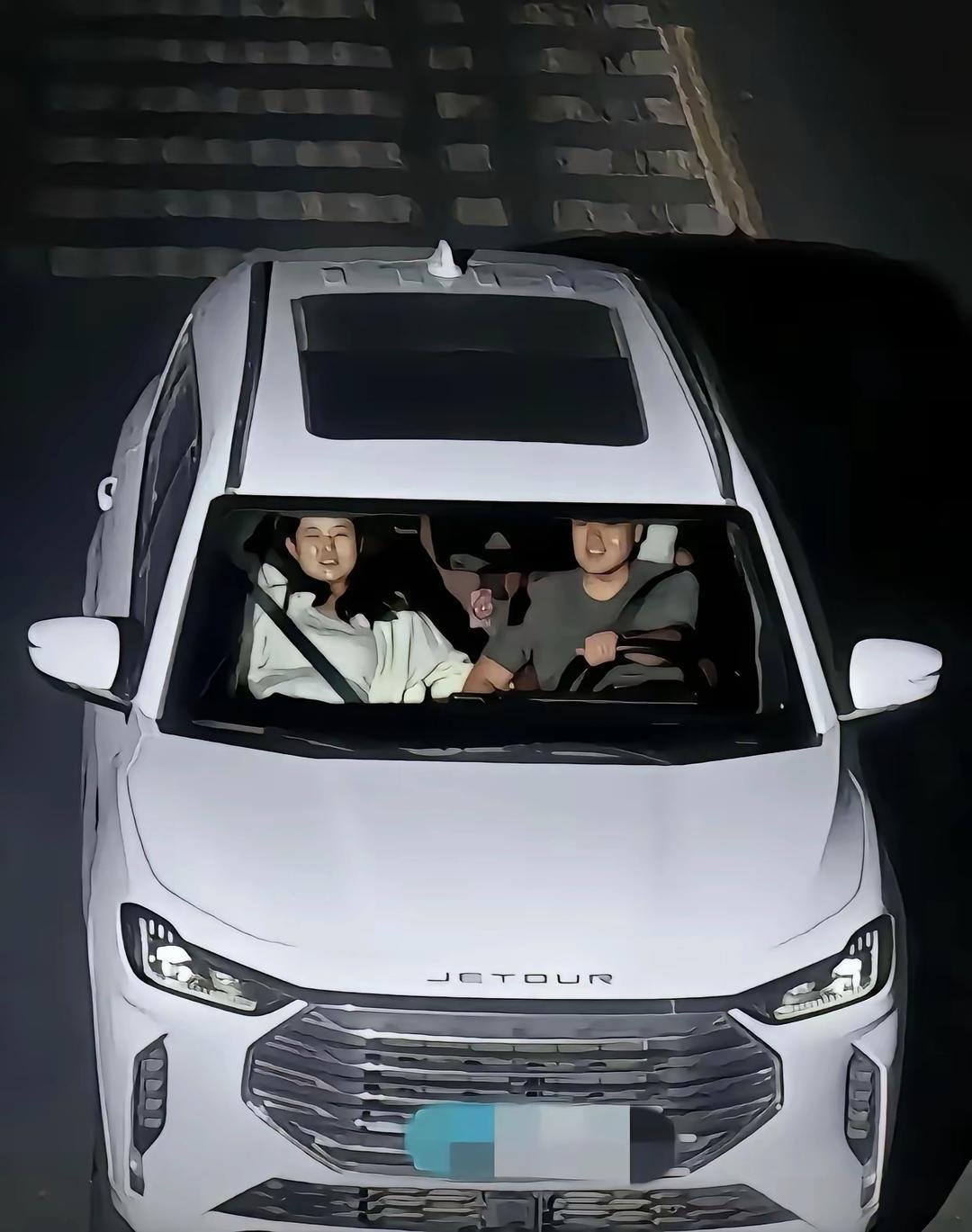 安全带也系了，也没打电话，大家看看到底哪里违章了？ 