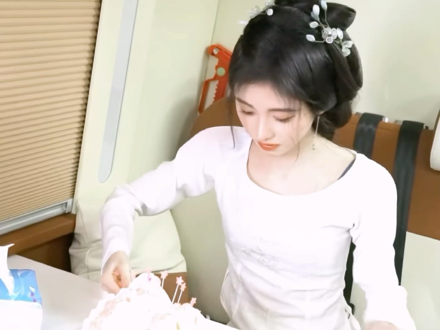 鞠婧祎鞠婧祎 jjy鞠婧祎阿黛 “爱本就该纠缠天荒地老。”