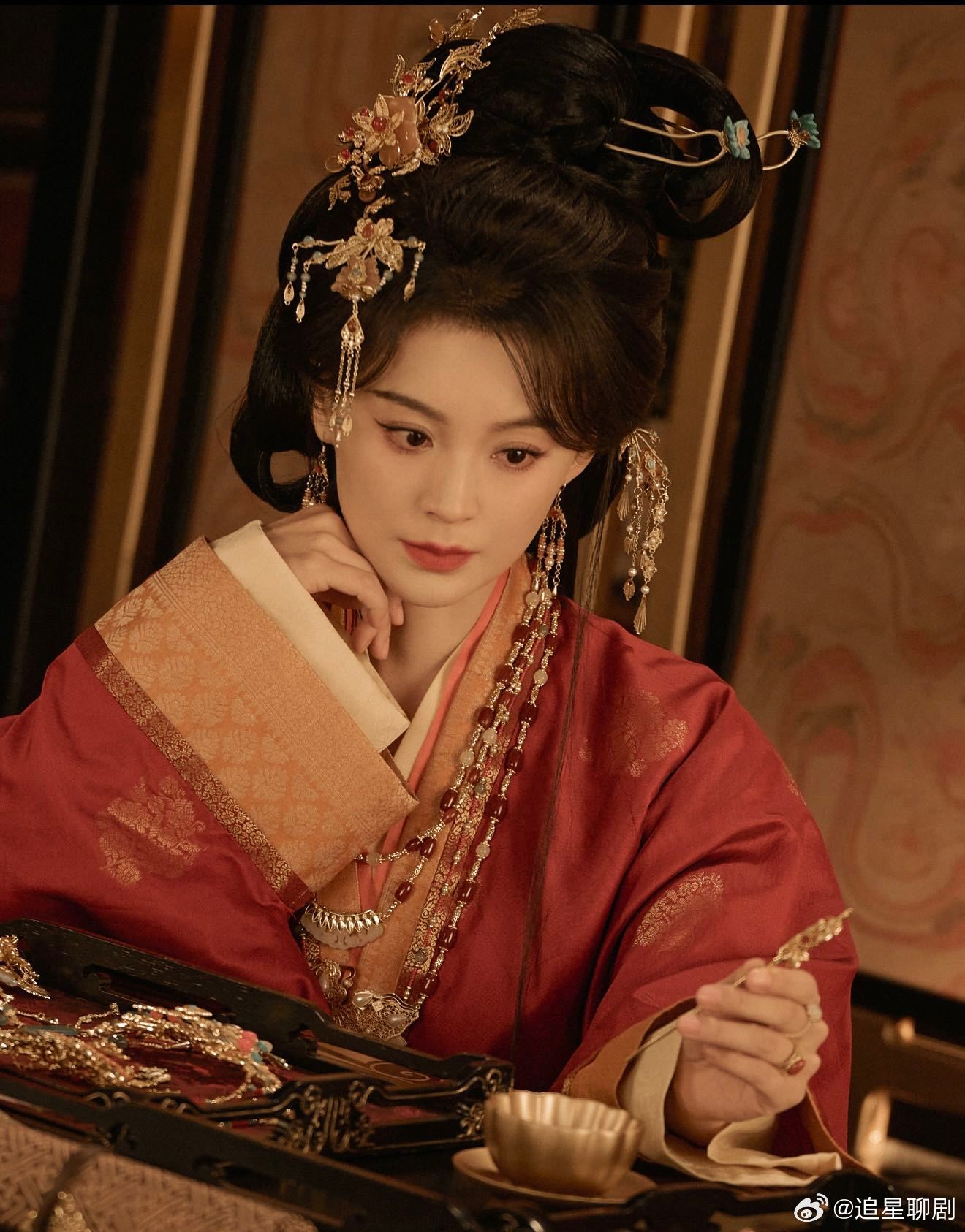 嫁金钗毛林林演宠妃专业对口 一颦一笑皆是风情，一嗔一怒皆是气场，毛林林把深宫宠妃