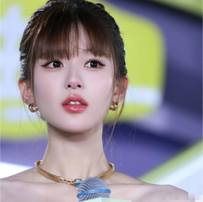 第一次见女明星化妆比美妆博主还专业这就不得不提我们露思啦！上回VOGUE和自由点