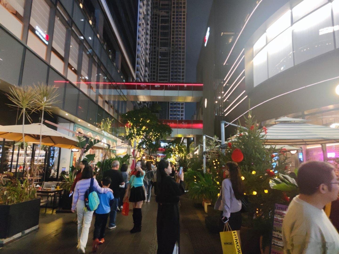 20多度的气温太舒服了到处欢声笑语 