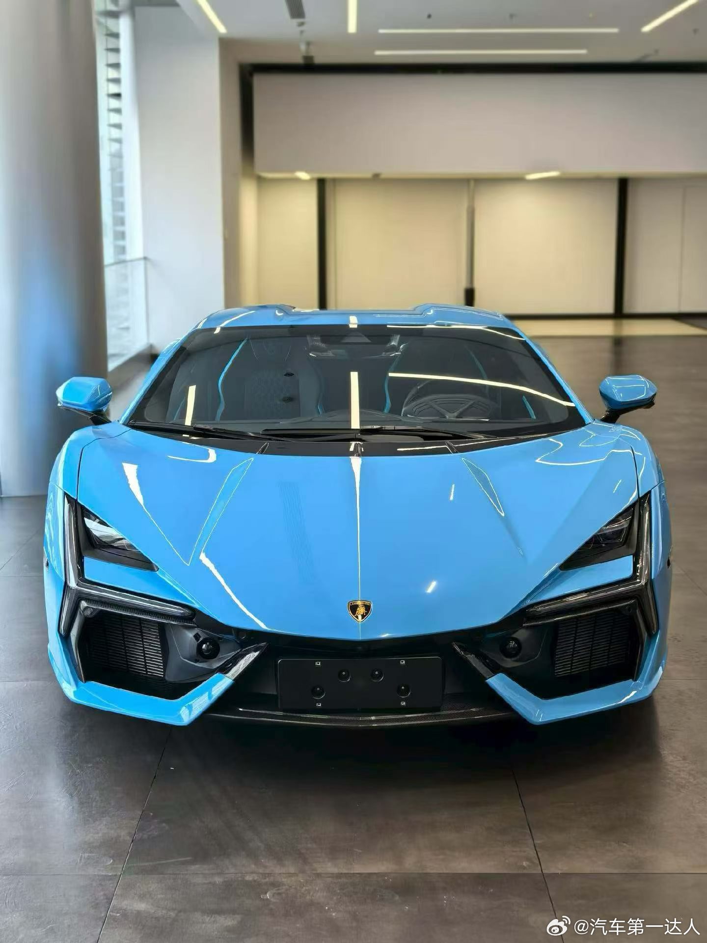 热爱不必等漫长配额，懂的人都选准新传奇。诚寻兰博基尼Revuelto，千匹V12