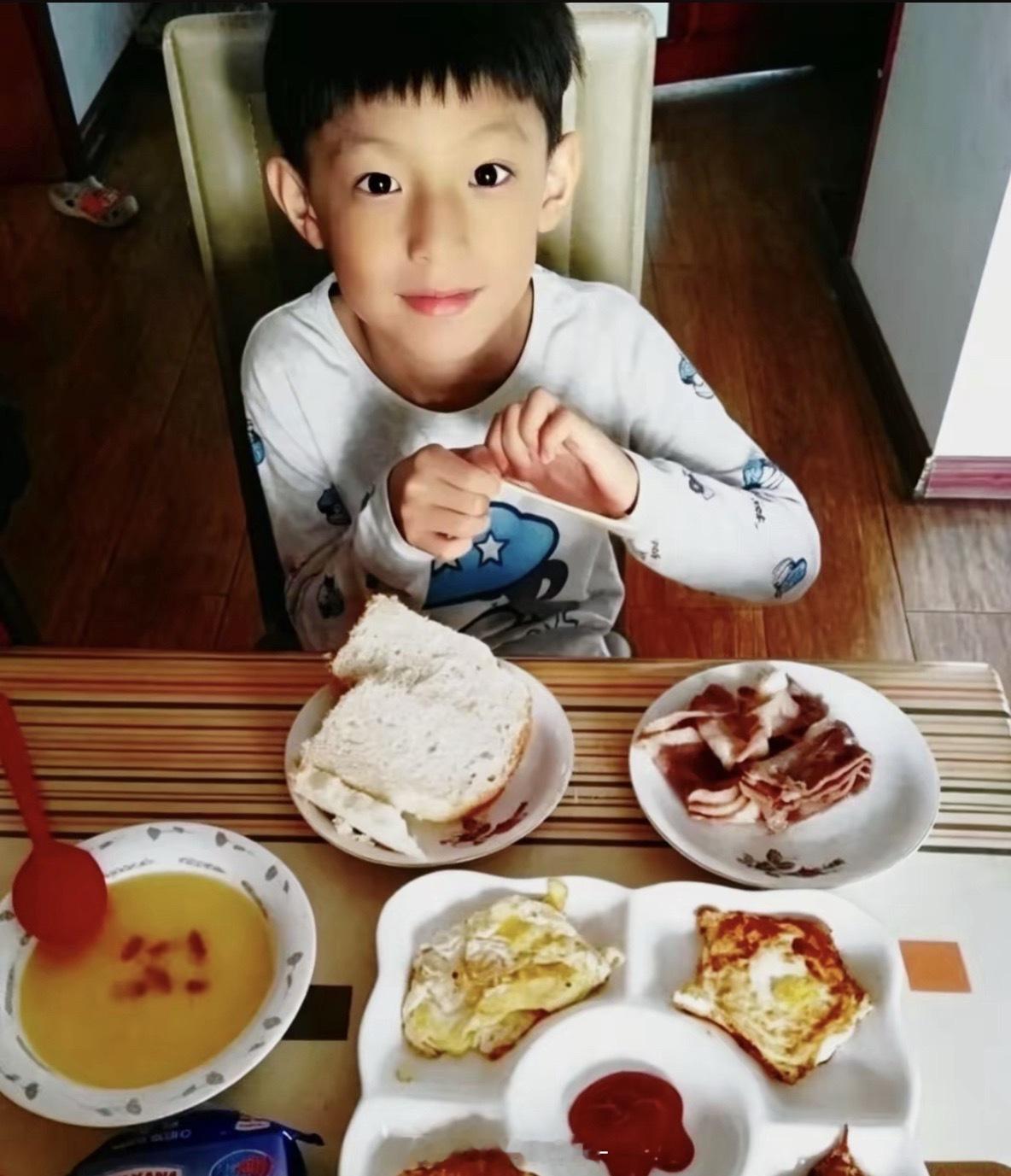带孩子来吃饭了 