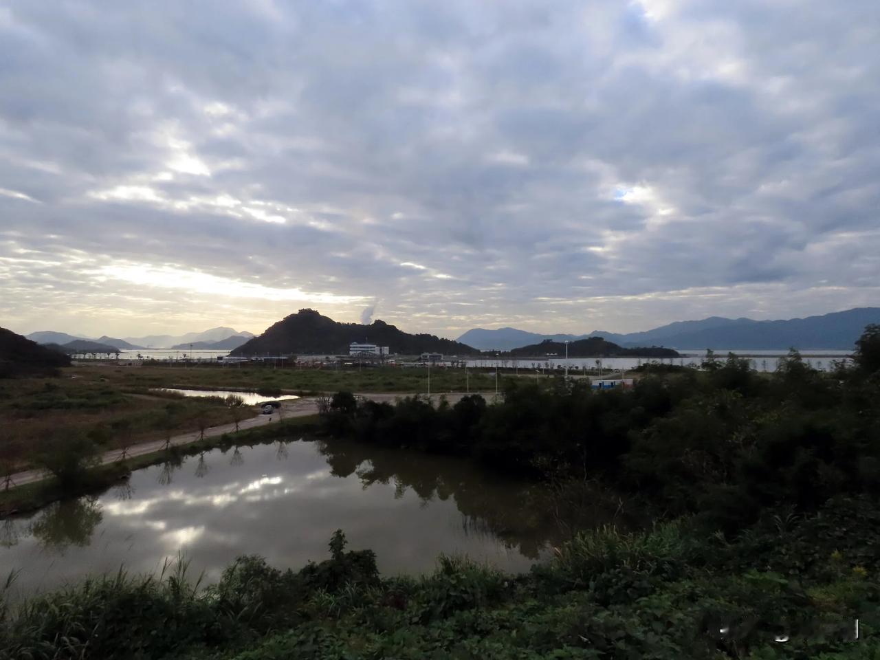 湖光山色间，云影波光里，心旷神怡
宁波湾